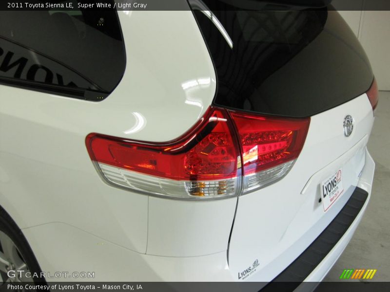 Super White / Light Gray 2011 Toyota Sienna LE