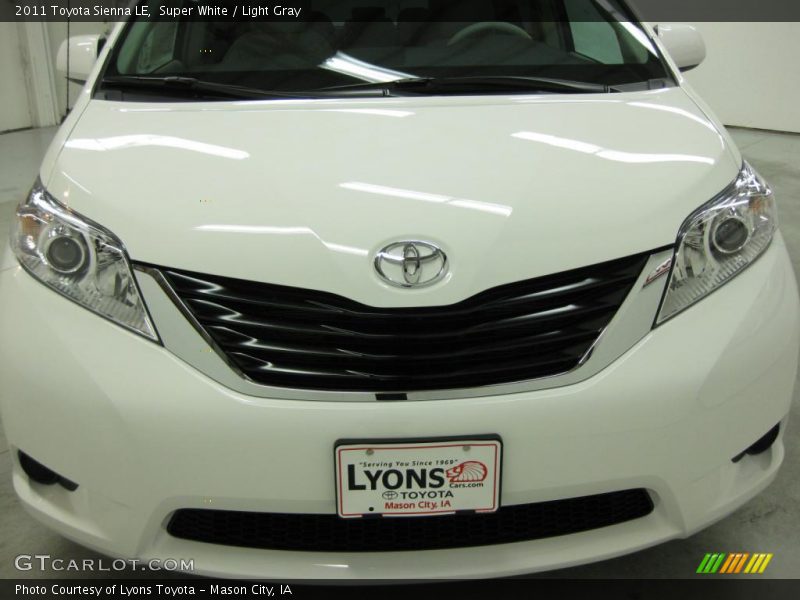 Super White / Light Gray 2011 Toyota Sienna LE