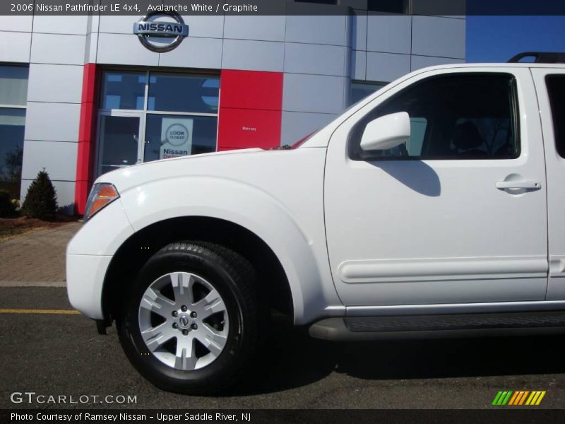 Avalanche White / Graphite 2006 Nissan Pathfinder LE 4x4