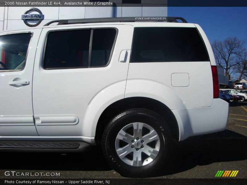 Avalanche White / Graphite 2006 Nissan Pathfinder LE 4x4