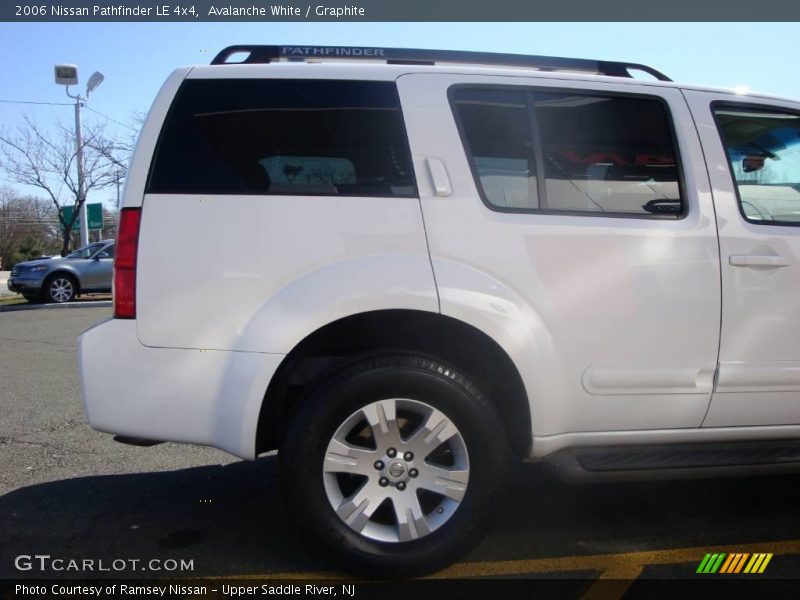 Avalanche White / Graphite 2006 Nissan Pathfinder LE 4x4