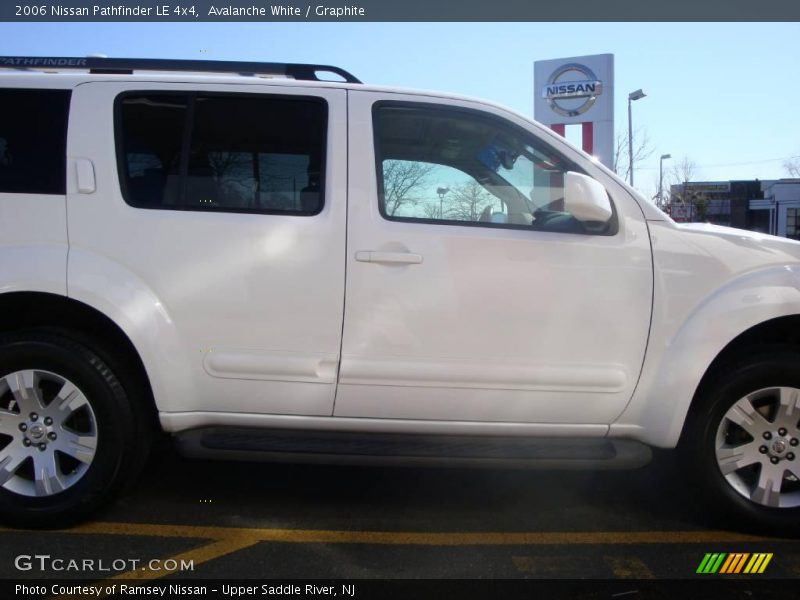 Avalanche White / Graphite 2006 Nissan Pathfinder LE 4x4