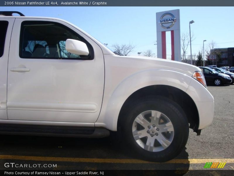 Avalanche White / Graphite 2006 Nissan Pathfinder LE 4x4