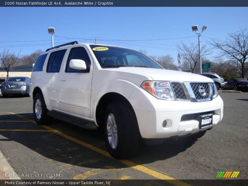 Avalanche White / Graphite 2006 Nissan Pathfinder LE 4x4