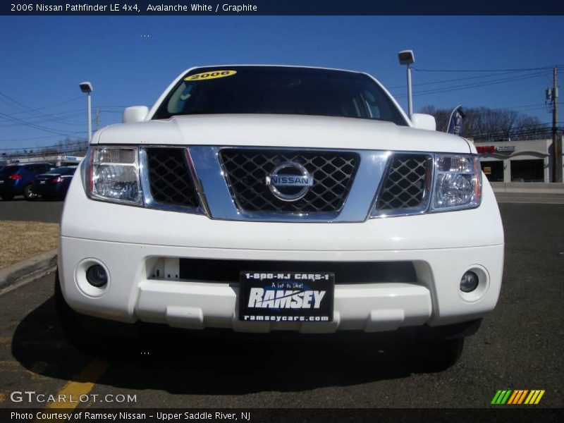 Avalanche White / Graphite 2006 Nissan Pathfinder LE 4x4