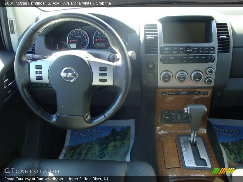 Avalanche White / Graphite 2006 Nissan Pathfinder LE 4x4
