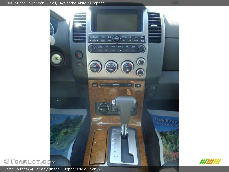 Avalanche White / Graphite 2006 Nissan Pathfinder LE 4x4