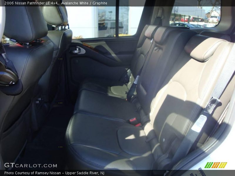 Avalanche White / Graphite 2006 Nissan Pathfinder LE 4x4