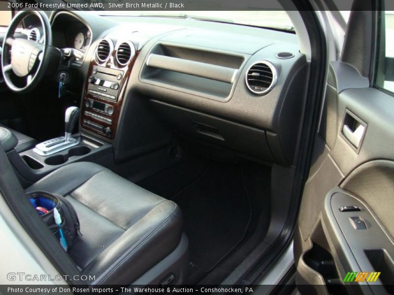 Dashboard of 2006 Freestyle Limited AWD