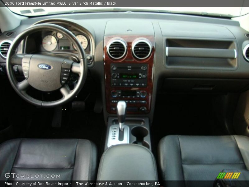 Dashboard of 2006 Freestyle Limited AWD