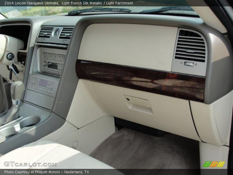Light French Silk Metallic / Light Parchment 2004 Lincoln Navigator Ultimate