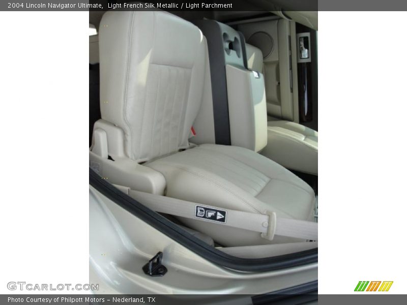Light French Silk Metallic / Light Parchment 2004 Lincoln Navigator Ultimate