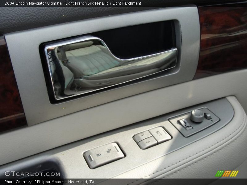 Light French Silk Metallic / Light Parchment 2004 Lincoln Navigator Ultimate