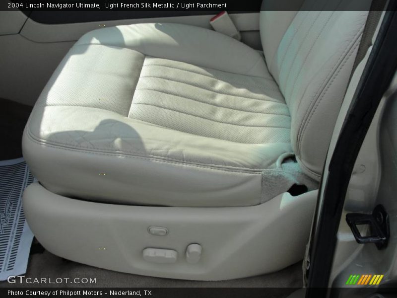 Light French Silk Metallic / Light Parchment 2004 Lincoln Navigator Ultimate