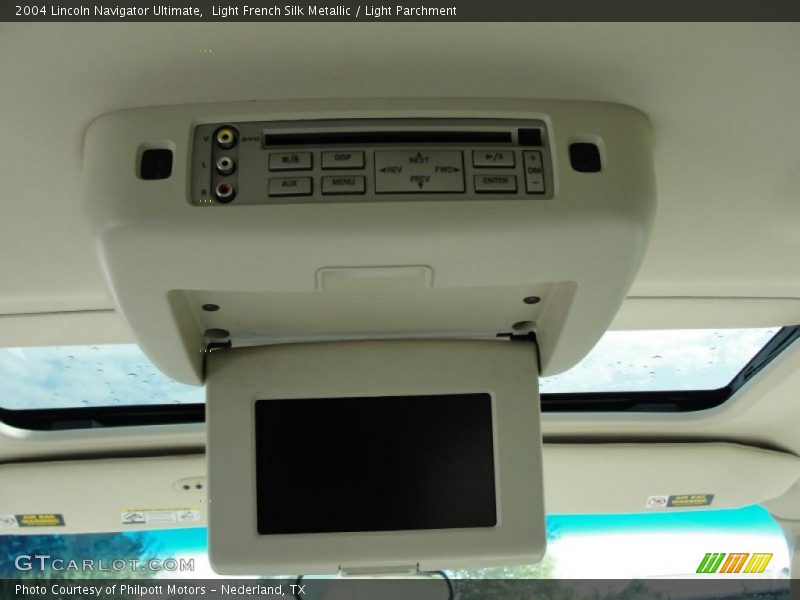 Light French Silk Metallic / Light Parchment 2004 Lincoln Navigator Ultimate