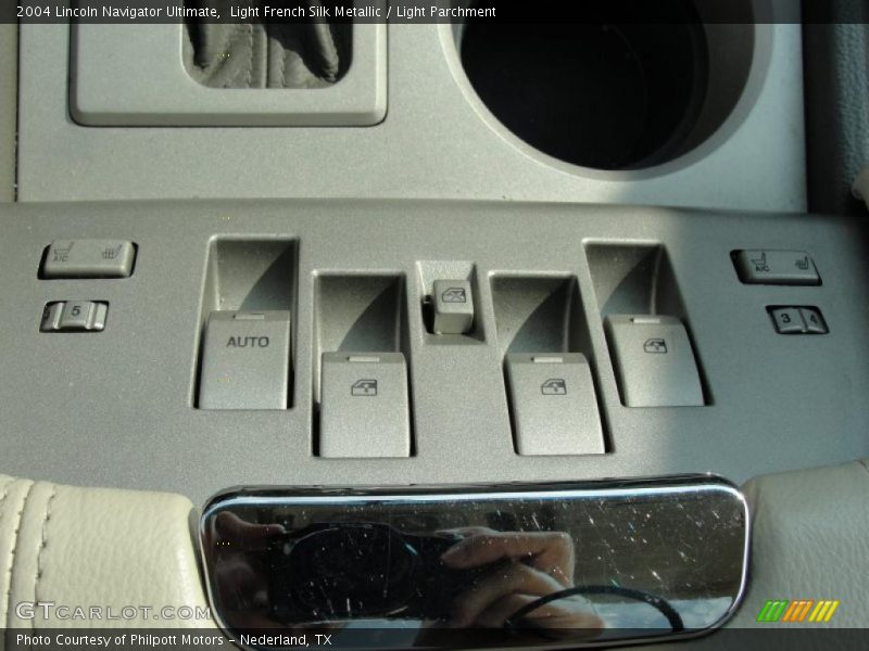 Controls of 2004 Navigator Ultimate
