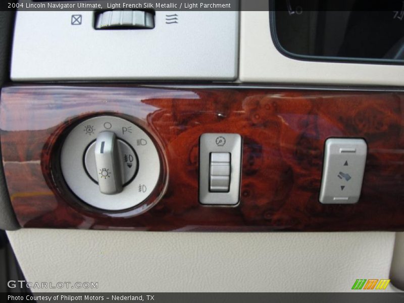 Controls of 2004 Navigator Ultimate