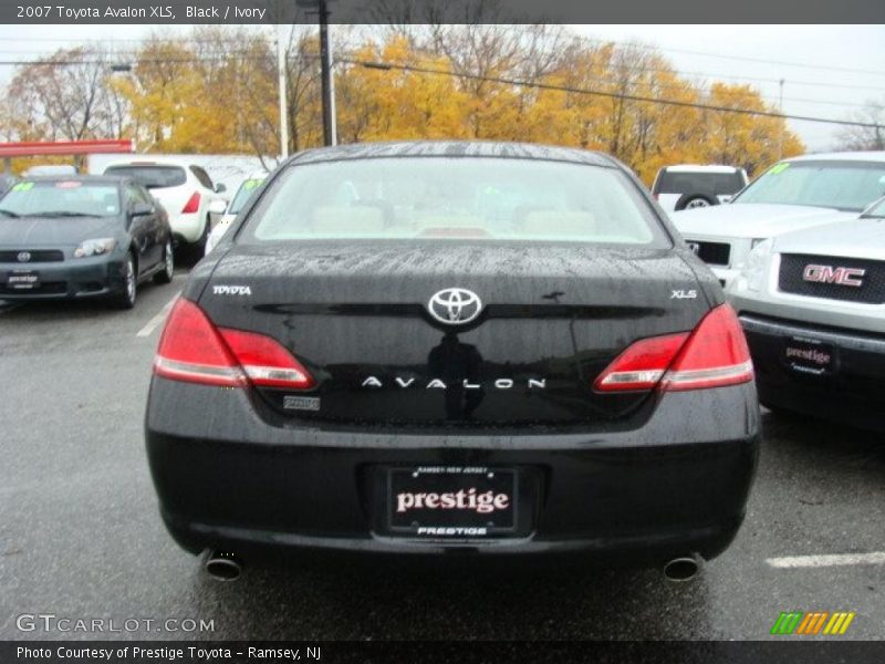 Black / Ivory 2007 Toyota Avalon XLS