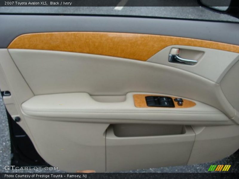 Black / Ivory 2007 Toyota Avalon XLS
