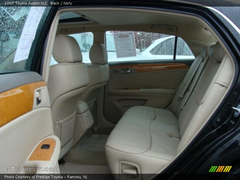 Black / Ivory 2007 Toyota Avalon XLS