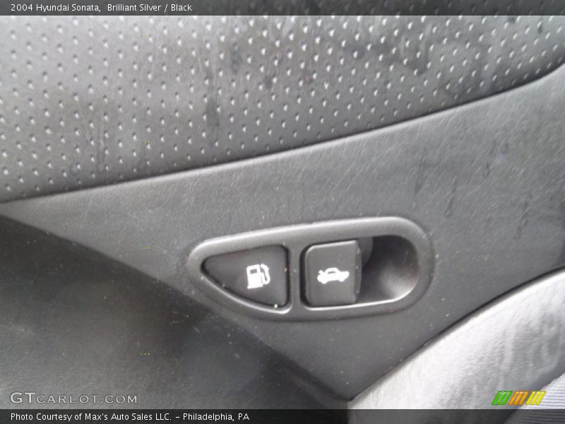Brilliant Silver / Black 2004 Hyundai Sonata