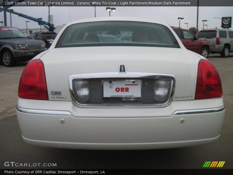Ceramic White Tri-Coat / Light Parchment/Medium Dark Parchment 2005 Lincoln Town Car Signature Limited