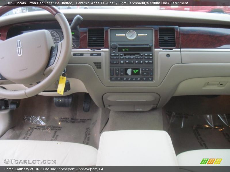 Ceramic White Tri-Coat / Light Parchment/Medium Dark Parchment 2005 Lincoln Town Car Signature Limited