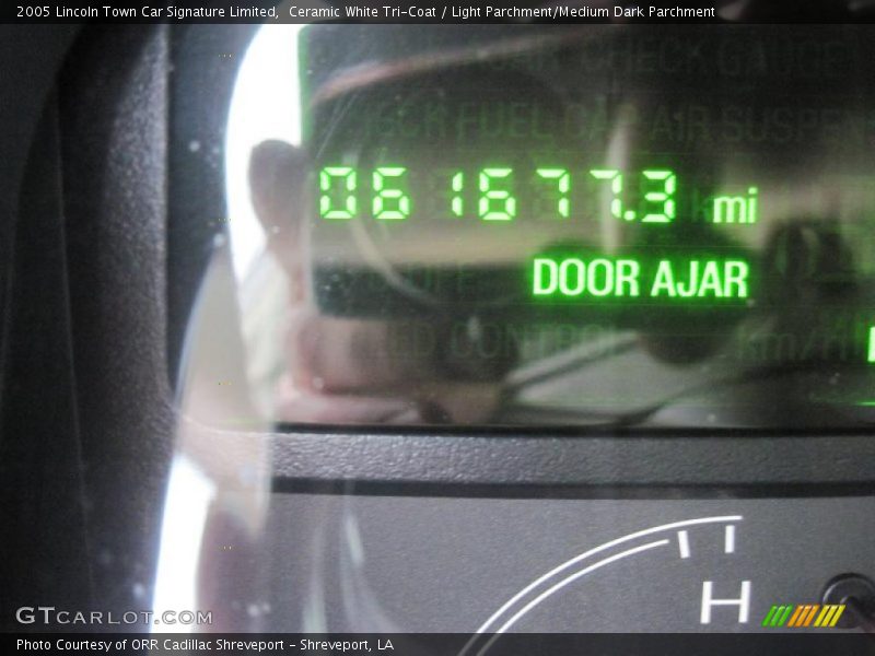 Ceramic White Tri-Coat / Light Parchment/Medium Dark Parchment 2005 Lincoln Town Car Signature Limited