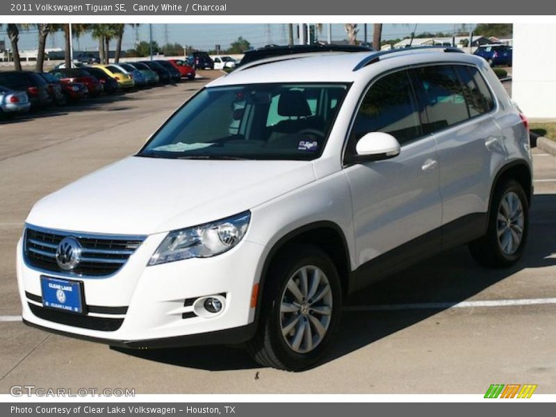 Front 3/4 View of 2011 Tiguan SE