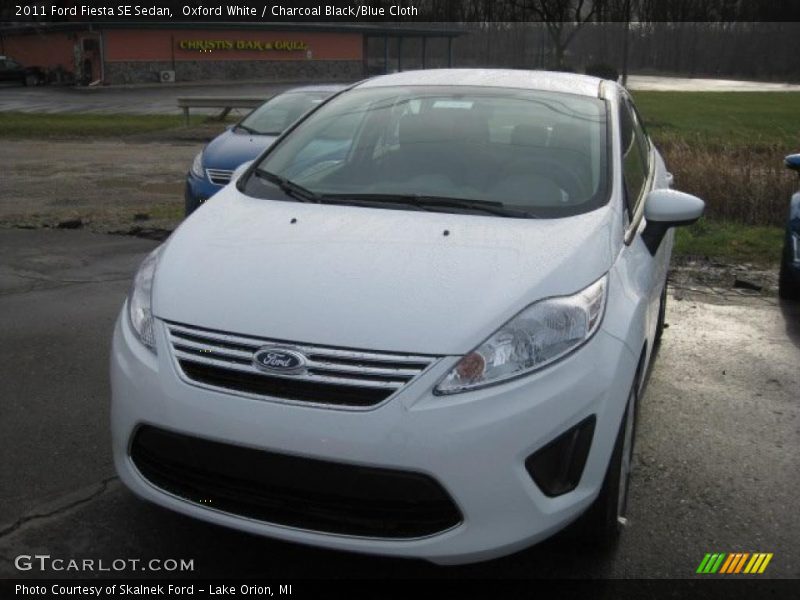 Oxford White / Charcoal Black/Blue Cloth 2011 Ford Fiesta SE Sedan