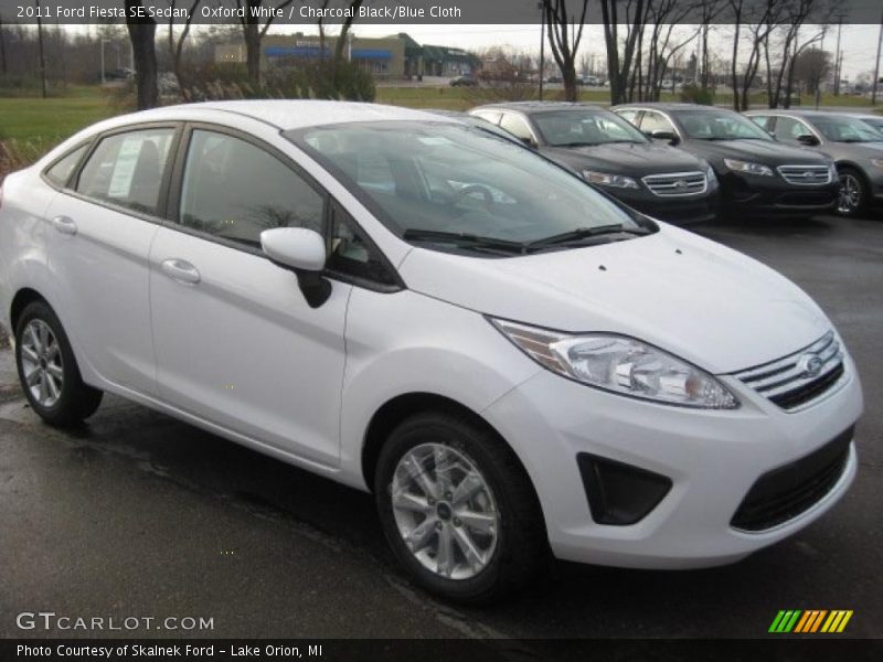 Oxford White / Charcoal Black/Blue Cloth 2011 Ford Fiesta SE Sedan