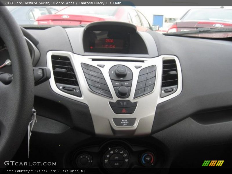 Oxford White / Charcoal Black/Blue Cloth 2011 Ford Fiesta SE Sedan