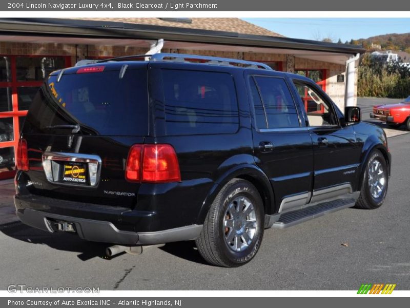 Black Clearcoat / Light Parchment 2004 Lincoln Navigator Luxury 4x4