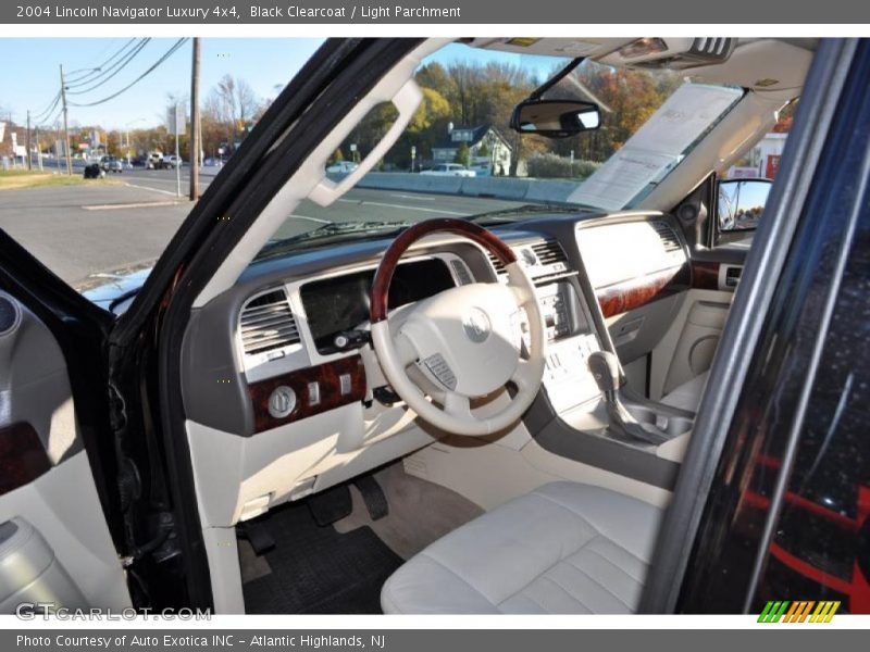 Black Clearcoat / Light Parchment 2004 Lincoln Navigator Luxury 4x4