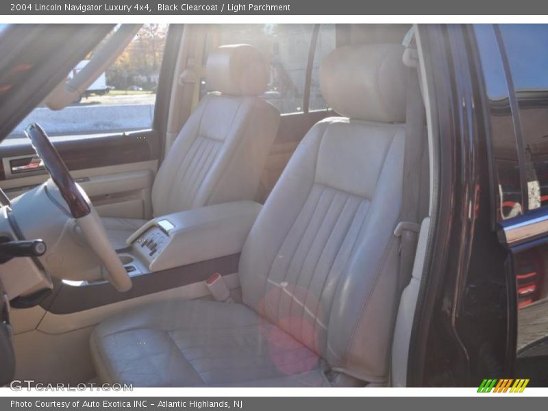 Black Clearcoat / Light Parchment 2004 Lincoln Navigator Luxury 4x4
