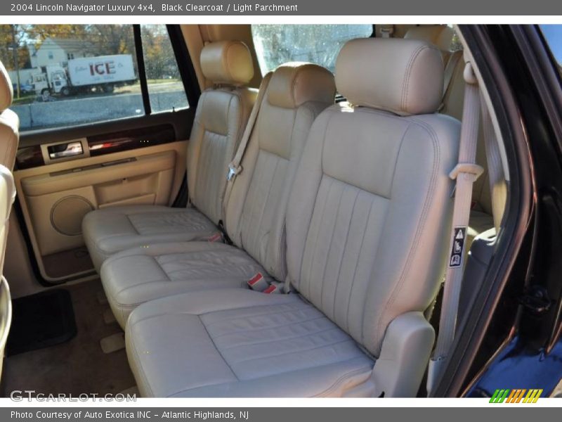 Black Clearcoat / Light Parchment 2004 Lincoln Navigator Luxury 4x4