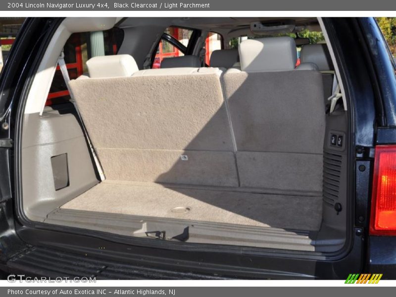Black Clearcoat / Light Parchment 2004 Lincoln Navigator Luxury 4x4