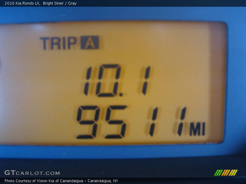 Bright Silver / Gray 2010 Kia Rondo LX