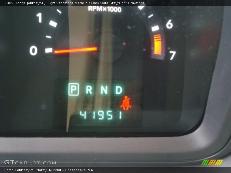 Light Sandstone Metallic / Dark Slate Gray/Light Graystone 2009 Dodge Journey SE