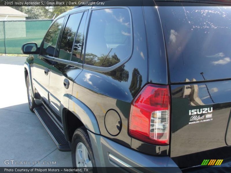Onyx Black / Dark Gray/Light Gray 2005 Isuzu Ascender S