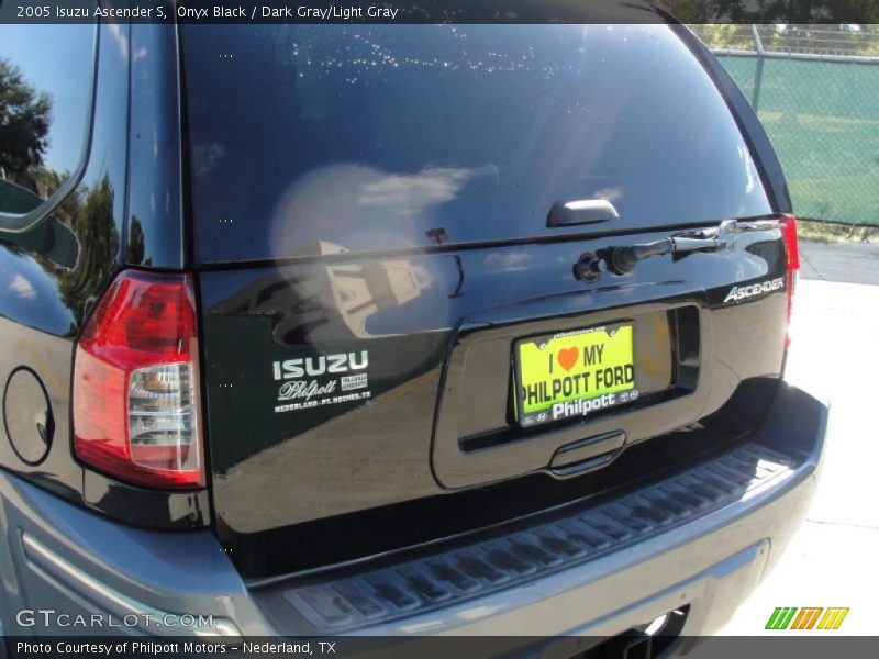 Onyx Black / Dark Gray/Light Gray 2005 Isuzu Ascender S