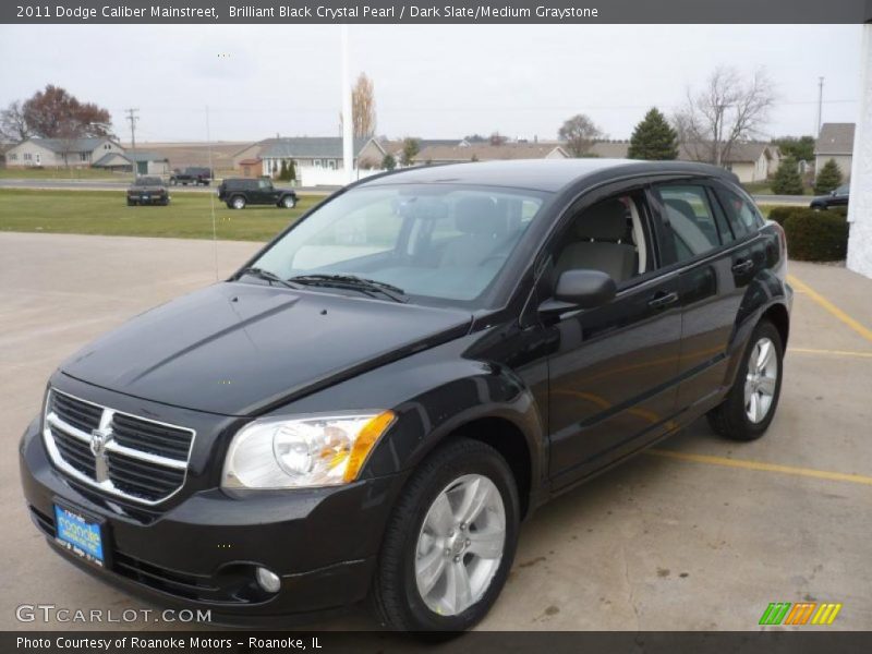Front 3/4 View of 2011 Caliber Mainstreet