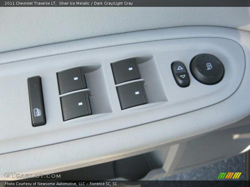 Silver Ice Metallic / Dark Gray/Light Gray 2011 Chevrolet Traverse LT