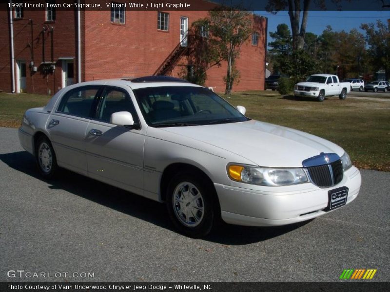 Front 3/4 View of 1998 Town Car Signature