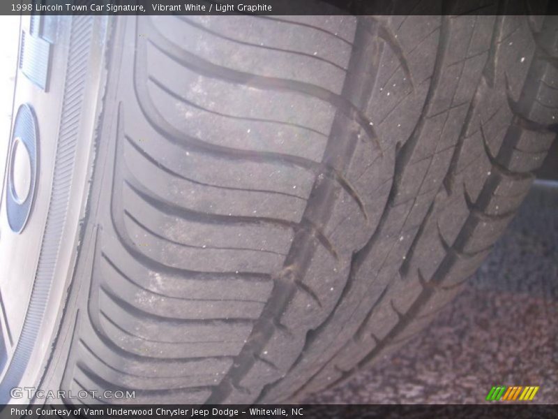 Vibrant White / Light Graphite 1998 Lincoln Town Car Signature