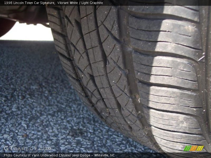 Vibrant White / Light Graphite 1998 Lincoln Town Car Signature