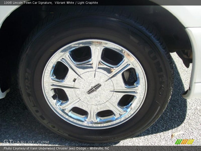 Vibrant White / Light Graphite 1998 Lincoln Town Car Signature