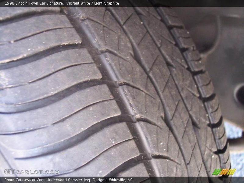 Vibrant White / Light Graphite 1998 Lincoln Town Car Signature