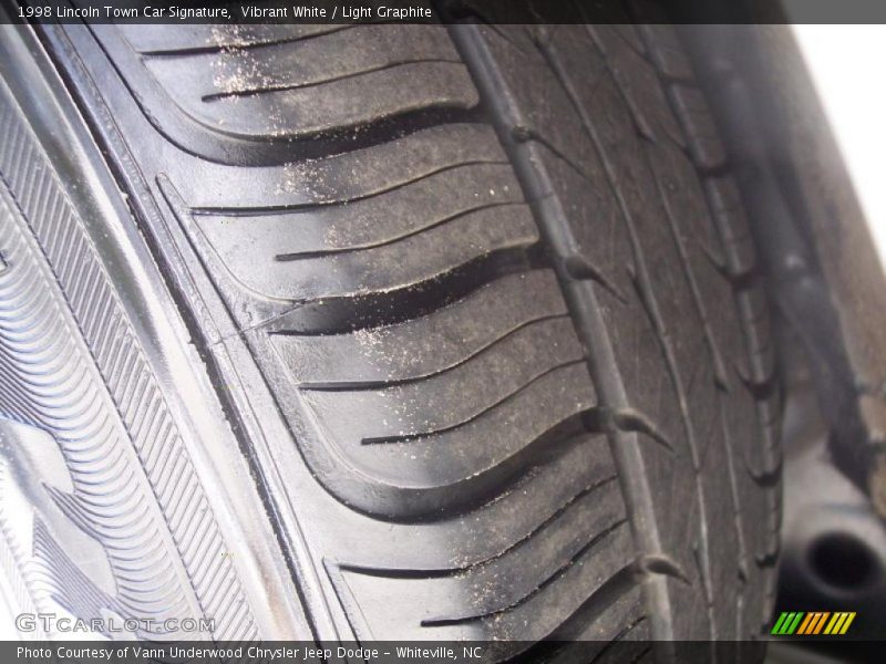 Vibrant White / Light Graphite 1998 Lincoln Town Car Signature