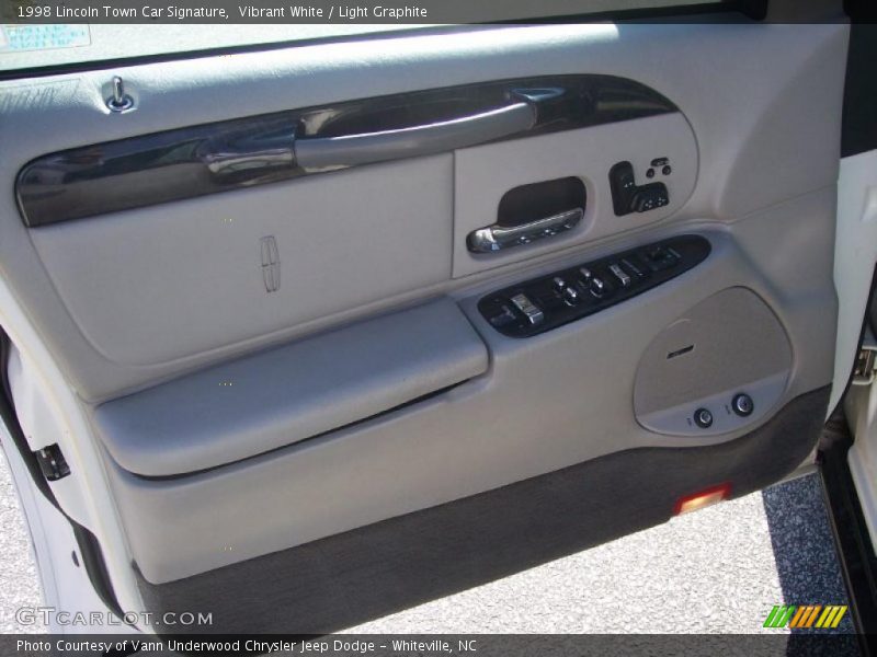 Vibrant White / Light Graphite 1998 Lincoln Town Car Signature
